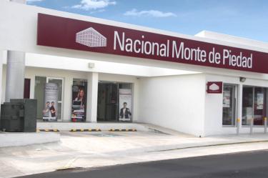 Fachada blanca de una sucursal del Nacional Monte de Piedad; marquesina y logotipo oficiales con colores guinda y blanco.