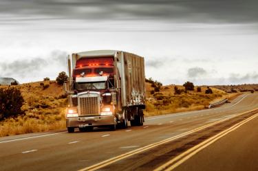 Advertencia de transportistas: limitar estímulos fiscales subirá costo a mercancías.