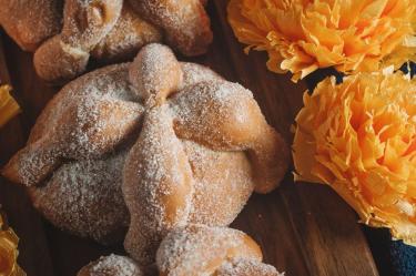 Pan de muerto en tradición Día de Muertos.