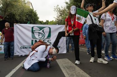 Alrededor de 6 mil empleados del IMSS marcharon en CDMX para exigir 10% de aumento salarial, jubilación sin Afores y abasto de insumos en clínicas.