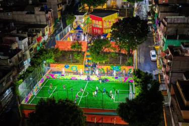 Las obras abarcaron dos kilómetros de la avenida Arroyo La Armella, donde se colocaron 500 luminarias para brindar iluminación eficiente.