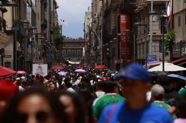 Baja la pobreza en México: hay 13.7 millones de personas menos en esta situación.