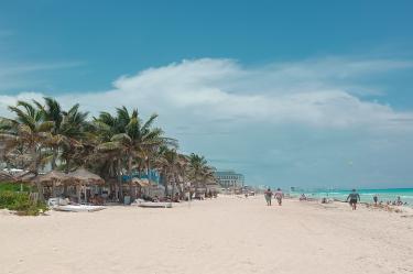 La llegada de turistas internacionales por vía aérea a México cayó entre enero y agosto de 2026