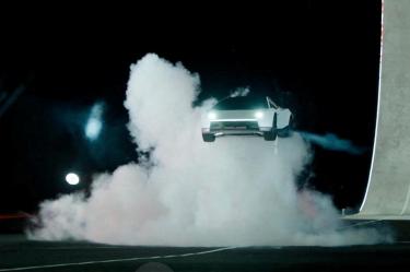 En su primera demostración ante el público, el Tesla Roadster estuvo suspendido unos segundos en el aire.