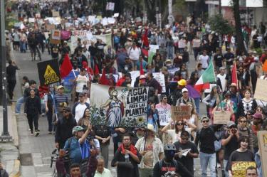 Pablo Lemus relató que tras la marcha por Agua Limpia porros causaron destrozos y lanzaron explosivos contra las puertas del Palacio Legislativo y del Palacio Judicial