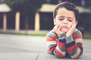 Sobreprotección infantil: niño enojado