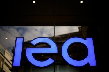 La AIE descarta normalización del mercado petrolero para 2027, ¿por qué?