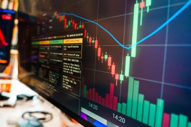 Peso mexicano avanza frente al dólar; mercados muestran señales mixtas.