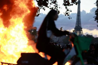 El movimiento social contra la administración de Emmanuel Macron se ha intensificado con disturbios y paros de sectores públicos en varias ciudades del país.