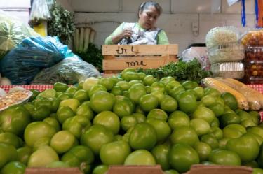 Inflación en México repunta a 3.62% en octubre; tomate y calabaza suben de precio.