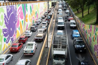 El estudio Costo del Tráfico 2026 estima que la congestión vial cuesta 203 mil millones de pesos al año. Dat’s Why, advirtió que cada persona pierde en promedio 111 horas en el tránsito.