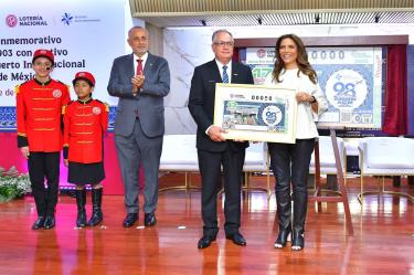Homenaje a la fuerza laboral y planes de modernización.