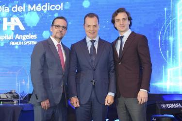 Jesús Ruiz, director general de Hospital Angeles Health System; Olegario Vázquez Aldir, presidente de Grupo Vazol, y Olegario Vázquez Garza.