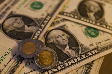 Dólar presiona al peso mexicano ante expectativas sobre las tasas de la Fed.