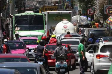 autobuses, taxis y motocicletas congestionan las vías en las ciudades