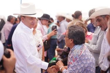 El Gobierno de Sonora reiteró su compromiso de continuar impulsando mecanismos de apoyo y gestiones institucionales que aseguren la protección de los ingresos familiares y el bienestar de los sectores más vulnerables de Sonora.