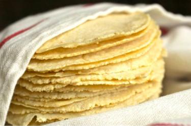 Durante la quimioterapia, la tortilla de maíz puede aportar energía y nutrientes a pacientes con cáncer de mama, según sus necesidades y tolerancia alimentaria.