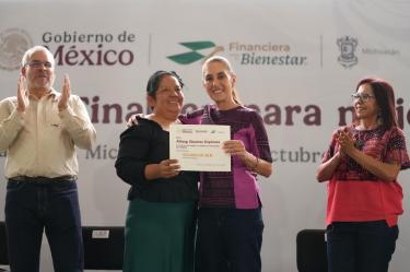 La titular del Ejecutivo federal subrayó que los esquemas a la palabra derriban las trabas tradicionales del sistema bancario comercial.