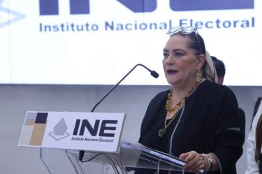 La presidenta del INE presentó a diputados su renuncia al cargo, ante señalamientos de anomalías y conflictos de interés en el organismo electoral.