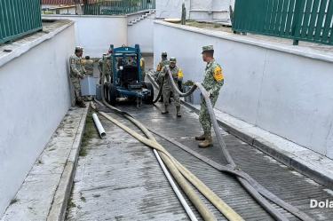 El personal militar realizó el desazolve y limpieza de lodo y escombros en viviendas, hospitales y vialidades, con el objetivo de recuperar la movilidad y las condiciones de seguridad.