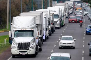camiones de carga pesada sobre la carretera
