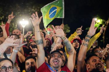 Brasileños de bajos ingresos destinan más dinero al pago de deudas y tarjetas de crédito.