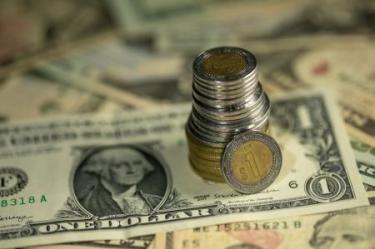 La economía mexicana cambió su estructura en torno al tipo de cambio respecto a las décadas pasadas, lo que permite absorber los choques del exterior sin alterar el compromiso institucional de estabilidad en los precios al consumidor.