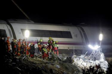 Equipos de emergencia trabajan en Urda, Toledo, tras la colisión de dos trenes de alta velocidad que cubrían la ruta Madrid-Sevilla.