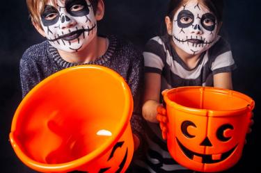 Niños piden calaverita.