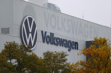 Fed mantiene las tasas y el peso avanza; Volkswagen evita huelga tras acuerdo salarial.