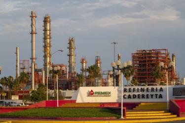 Las investigaciones señalan tomas clandestinas, túneles conectados a instalaciones de Pemex y aseguramientos de cientos de miles de litros de combustible, además de pipas, tractocamiones y contenedores utilizados para la distribución ilícita. La Refinería de Cadereyta, uno de los principales complejos de abastecimiento del norte del país, ha sido mencionada en distintas indagatorias relacionadas con el robo y manejo ilegal de hidrocarburos.