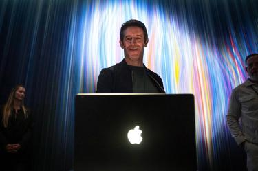 John Ternus explica por qué la nueva MacBook Pro tiene pantalla touch