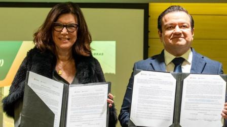 Gonzalo Monroy, director general de la consultora GMEC y especialista en temas del sector energético, analiza el memorándum de entendimiento y explica la "involución" petrolera de México frente a los éxitos de la petrolera brasileña, enfatiza que el acuerdo, lejos de ser una solución a corto plazo, es una medida insuficiente ante la crisis operativa y financiera que atraviesa la petrolera nacional.
COMENTA ESTE VIDEO Y COMPARTELO CON TUS AMIGOS
Para más información entra: https://www.youtube.com/watch?v=6pLXCoJQvPE
No olvides dejarnos tus comentarios y visitarnos en
Sitio: http://www.imagenradio.com.mx
Facebook: https://www.facebook.com/ImagenRadio/?locale=es_LA
Twitter: https://x.com/Imagen_Mx
¡Dale like y suscríbete al canal!: https://www.youtube.com/channel/UCB0BUmdBOrH9mYU2ebs1eWA
#imagenradio #noticiasenvivo