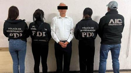 Ingrid Gómez Saracíbar, subsecretaria de la Secretaría de las Mujeres, expone las acciones de acompañamiento institucional ante la denuncia por violencia intrafamiliar contra el exdirector de Pemex, Víctor Padilla.
En entrevista, la funcionaria federal esclarece el funcionamiento de las redes de apoyo y las medidas de protección asignadas a la víctima. Asimismo, la subsecretaria enfatiza la postura de la presidencia de la República respecto a eliminar la impunidad en agresiones hacia las mujeres, sin importar cargos públicos o vínculos de amistad.
00:00 - Contexto jurídico del caso contra exdirector de Pemex
03:15 - Postura de presidencia ante asimetría de poder e impunidad
06:00 - Canales de atención ciudadana mediante línea telefónica *079
07:25 - Funcionamiento de Centros Libre e intervención interdisciplinaria
COMENTA ESTE VIDEO Y COMPARTELO CON TUS AMIGOS
No olvides dejarnos tus comentarios y visitarnos en
Sitio: http://www.imagenradio.com.mx
Facebook: https://www.facebook.com/ImagenRadio/?locale=es_LA
Twitter: https://x.com/Imagen_Mx
Suscríbete a nuestro canal:
https://www.youtube.com/channel/UCB0BUmdBOrH9mYU2ebs1eWA
#imagenradio #noticiasenvivo