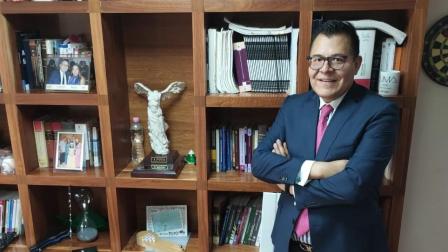 Abimael Zavala, presidente de la Comunidad Jurídica de México (CoJurMex), denuncia la parálisis administrativa y operativa que enfrenta el sistema de justicia mexicano a raíz de la implementación de la reforma judicial de 2024. La eliminación de la carrera judicial en el proceso de designación de juzgadores mediante voto popular vulnera la capacidad de resolución en los tribunales federales y estatales.
En entrevista para la Primera Emisión de Imagen Radio con Ivonne Melgar, el representante de la asociación civil detalló que la estructura actual de impartición de justicia carece de la experiencia técnica necesaria para atender la carga de trabajo acumulada. La agrupación integra a jueces, abogados, académicos y especialistas con el propósito de formular soluciones diagnósticas ante el escenario actual.
"Es muy fácil criticar lo que sucede luego en el país, pero sin propuesta y precisamente a través de esta asociación civil con las personas que la estamos integrando es hacer diagnósticos de lo que está pasando en el país y hacer propuestas. Sobre todo esto nace pues a raíz de la reforma del poder judicial que con los jueces electos pues ha tenido un desastre muy grande. Los juicios están paralizados, todo el mundo se queja, pero pocos proponemos", sentenció Zavala.
00:00 - Nace Cojurmex para fortalecer el sistema de justicia
02:56 - Impacto negativo de la reforma en la carrera judicial
04:11 - Riesgos de la inexperiencia en juzgadores electos
06:20 - Desafíos de capacitación para nuevos impartidores de justicia
09:18 - Propuestas de Cojurmex para las elecciones judiciales 2028
COMENTA ESTE VIDEO Y COMPARTELO CON TUS AMIGOS
Para más información entra: https://www.youtube.com/watch?v=6pLXCoJQvPE
No olvides dejarnos tus comentarios y visitarnos en
Sitio: http://www.imagenradio.com.mx
Facebook: https://www.facebook.com/ImagenRadio/?locale=es_LA
Twitter: https://x.com/Imagen_Mx
¡Dale like y suscríbete al canal!: https://www.youtube.com/channel/UCB0BUmdBOrH9mYU2ebs1eWA
#imagenradio #noticiasenvivo