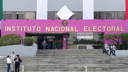 Investigaciones por asignación de contratos en INE ponen en duda imparcialidad del árbitro electoral