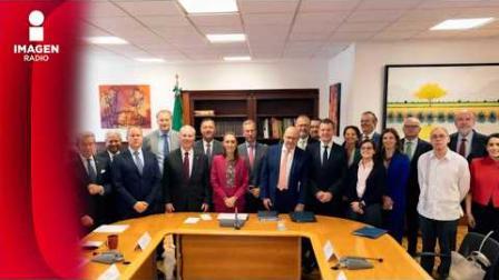 José Medina Mora, Presidente del CCE, nos habla sobre que esta semana la presidenta Claudia Sheinbaum, se reunió con el Consejo Coordinador Empresarial y diversos representantes de cámaras empresariales, en un encuentro enfocado en el fortalecimiento de la economía mexicana.
#sheinbaum #cce #inversion #tmec
COMENTA ESTE VIDEO Y COMPARTELO CON TUS AMIGOS
Para más información entra: http://www.youtube.com/ImagenRadioLive
No olvides dejarnos tus comentarios y visitarnos en
Facebook: https://www.facebook.com/ImagenRadio
X: https://twitter.com/Imagen_Mx
Sitio: http://www.imagenradio.com.mx
Suscríbete a nuestro canal: https://www.youtube.com/channel/UCB0BUmdBOrH9mYU2ebs1eWA
#ImagenRadioEnVivo #NoticiasEnVivo