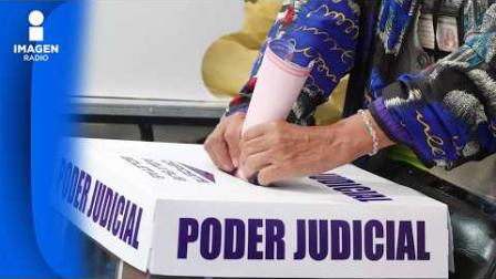 La confirmación de un inminente periodo extraordinario de sesiones en el Congreso de la Unión —adelantado por la diputada oficialista Mariana Benítez Tiburcio— representa el reconocimiento explícito, desde las entrañas del bloque gobernante, de que la reforma judicial aprobada originalmente requería una urgente cirugía de contención. El anuncio de que la Comisión Permanente activará los mecanismos parlamentarios para dictaminar en comisiones y votar en el pleno de San Lázaro una "reforma a la reforma" no es un repliegue ideológico, sino un ejercicio de supervivencia técnica y logística ante un escenario electoral que amenazaba con volverse impracticable. La propuesta, impulsada originalmente por un ala moderada e institucional de Morena integrada por figuras como la propia Benítez, Javier Corral, Alfonso Ramírez Cuéllar y la exministra Olga Sánchez Cordero, fue finalmente arropada por la Presidencia de la República tras evaluar el caótico ensayo de las urnas en 2025. La diputada federal subraya los beneficios de simplificar el proceso de votación y reintroducir criterios de evaluación profesional en la selección de juzgadores. "Es muy positivo que se haya reflexionado y escuchado nuestra propuesta de reformar la reforma judicial. Separar los comicios políticos de 2027 de la elección judicial en 2028 aliviará la enorme complejidad que esto representaba para el INE. Además, es un acierto rescatar el examen de conocimientos; uno no se va a meter a un quirófano con un doctor que no sabe usar el bisturí. También vamos a reducir drásticamente el número de candidaturas en las boletas. Yo fui a votar en el proceso anterior y la cantidad de nombres era una pesadilla inacabable, una locura para el ciudadano. Estos cambios van a abonar a la certidumbre jurídica." — Mariana Benítez Tiburcio, Diputada Federal.







COMENTA ESTE VIDEO Y COMPARTELO CON TUS AMIGOS

Para más información entra: https://www.youtube.com/watch?v=6pLXCoJQvPE


No olvides dejarnos tus comentarios y visitarnos en 

Sitio: http://www.imagenradio.com.mx 
Facebook: https://www.facebook.com/ImagenRadio/?locale=es_LA
Twitter: https://x.com/Imagen_Mx
Suscríbete a nuestro canal:  https://www.youtube.com/channel/UCB0BUmdBOrH9mYU2ebs1eWA


#imagenradio #noticiasenvivo