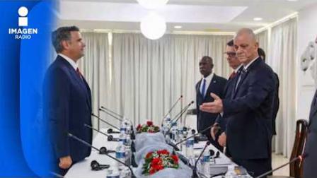 La inédita revelación de imágenes por parte de la CIA y de la oficina de representación de Estados Unidos en La Habana sobre el viaje del director de la inteligencia estadounidense, John Ratcliffe, a Cuba, confirma la existencia de un canal de comunicación de alto nivel que opera en este mayo de 2026. A decir del Dr. Rafael Rojas, profesor del Centro de Estudios Históricos del Colegio de México, este escenario no responde a una distensión ideológica, sino a una negociación forzada por una estrategia de asfixia económica fulminante diseñada desde la Casa Blanca. El diseño de presión de la administración de Donald Trump ha seguido una progresión quirúrgica que ha colocado al régimen de la isla en una precariedad logística terminal. Primero, la orden ejecutiva del 29 de enero congeló los suministros de crudo al amenazar con aranceles a intermediarios de México, Venezuela y Rusia; posteriormente, las sanciones de mayo desmantelaron las operaciones financieras del consorcio militar Gaesa; y finalmente, se emitieron castigos individualizados contra los cuadros civiles del Partido Comunista.
COMENTA ESTE VIDEO Y COMPARTELO CON TUS AMIGOS
Para más información entra: https://www.youtube.com/watch?v=6pLXCoJQvPE
No olvides dejarnos tus comentarios y visitarnos en
Sitio: http://www.imagenradio.com.mx
Facebook: https://www.facebook.com/ImagenRadio/?locale=es_LA
Twitter: https://x.com/Imagen_Mx
Suscríbete a nuestro canal: https://www.youtube.com/channel/UCB0BUmdBOrH9mYU2ebs1eWA
#imagenradio #noticiasenvivo