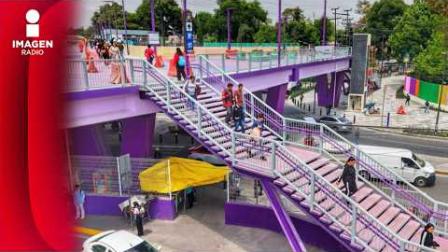 La saturación de las vialidades, puentes y estaciones del Metro de la Ciudad de México con iconografía de ajolotes y una paleta de colores lila y morada configura, bajo la lupa de Carlos Martínez, Periodista especialista en derechos humanos, una sofisticada estrategia de violencia cromática institucional y purplewashing (lavado feminista). Lejos de ser una inocua decisión de diseño urbano, la apropiación de los colores históricamente ligados a las luchas feministas internacionales (el 8M) y la movilización civil representa una maniobra de distracción política para eludir las responsabilidades de una administración que, bajo el mismo grupo político, suma ya más de un cuarto de siglo gobernando la capital del país en este 2026. El especialista devela la cara más oscura del urbanismo oficialista: el uso de tonalidades lila y moradas para maquillar la impunidad. "No es el color lo que ofende, sino la instrumentalización de una lucha histórica sin asumir la responsabilidad de los feminicidios y el desastre urbano", acusa; alista denuncia colectiva.







COMENTA ESTE VIDEO Y COMPARTELO CON TUS AMIGOS

Para más información entra: https://www.youtube.com/watch?v=6pLXCoJQvPE


No olvides dejarnos tus comentarios y visitarnos en 

Sitio: http://www.imagenradio.com.mx 
Facebook: https://www.facebook.com/ImagenRadio/?locale=es_LA
Twitter: https://x.com/Imagen_Mx
Suscríbete a nuestro canal:  https://www.youtube.com/channel/UCB0BUmdBOrH9mYU2ebs1eWA


#imagenradio #noticiasenvivo