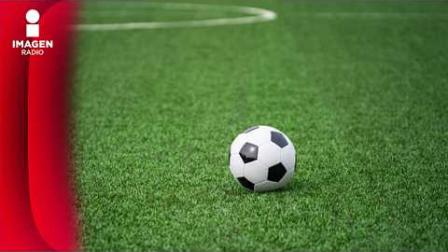 A escasos 23 días de que ruede el balón en la cancha del Estadio Ciudad de México, las condiciones logísticas, financieras y operativas de la Ciudad de México para encarar la justa mundialista de este mayo-junio de 2026 no reflejan una fiesta cívica, sino un proceso de gentrificación urbana y exclusión social acelerada. De acuerdo con Paulina Chavira, Asesora lingüística, autora del antimanual de lenguaje igualitario, para todos, todas, todas, todes, no te confundas, comentarista de fútbol femenil y Juan Jesús Garza, Maestro en derechos humanos y Doctor en filosofía del derecho. Miembro del Sistema Nacional de Investigadores e Investigador del Instituto de Investigaciones jurídicas de la UNAM, la capital del país padece los estragos de una planeación tardía que prioriza las exigencias comerciales de la FIFA por encima de los derechos elementales a la movilidad y el bienestar de los habitantes originarios.
COMENTA ESTE VIDEO Y COMPARTELO CON TUS AMIGOS
Para más información entra: https://www.youtube.com/watch?v=6pLXCoJQvPE
No olvides dejarnos tus comentarios y visitarnos en
Sitio: http://www.imagenradio.com.mx
Facebook: https://www.facebook.com/ImagenRadio/?locale=es_LA
Twitter: https://x.com/Imagen_Mx
Suscríbete a nuestro canal: https://www.youtube.com/channel/UCB0BUmdBOrH9mYU2ebs1eWA
#imagenradio #noticiasenvivo