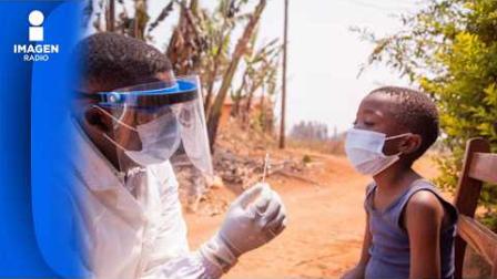 La coincidencia temporal entre la declaratoria de emergencia de la Organización Mundial de la Salud (OMS) por el brote de Ébola en África Central y la cuenta regresiva para la Copa del Mundo de Fútbol de 2026 ha encendido las alarmas de la comunidad médica mexicana. Al analizar los datos duros proporcionados por el Dr. Francisco Moreno, médico internista e infectólogo, queda en evidencia que el país se encuentra ante un desafío de bioseguridad sin precedentes. A diferencia de otros patógenos de menor impacto, el Ébola representa una amenaza sísmica debido a su tasa histórica de mortalidad (del 30% al 50%), la ausencia de tratamientos específicos y la inexistencia de una vacuna efectiva para la variante que actualmente se propaga.
COMENTA ESTE VIDEO Y COMPARTELO CON TUS AMIGOS
Para más información entra: https://www.youtube.com/watch?v=6pLXCoJQvPE
No olvides dejarnos tus comentarios y visitarnos en
Sitio: http://www.imagenradio.com.mx
Facebook: https://www.facebook.com/ImagenRadio/?locale=es_LA
Twitter: https://x.com/Imagen_Mx
Suscríbete a nuestro canal: https://www.youtube.com/channel/UCB0BUmdBOrH9mYU2ebs1eWA
#imagenradio #noticiasenvivo