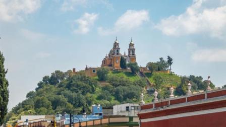 Guadalupe Cuautle Torres, Presidenta Municipal de San Andrés Cholula, destaca que de la mano con la Secretaría del Deporte en el estado de Puebla, el municipio de San Pedro Cholula trabaja con la finalidad de impulsar la práctica deportiva, por lo que está promoviendo una Escuela de Futbol en el Deportivo Tlachi.  Además subrayó la implementación de programas culturales y deportivos que buscan alejar a niños y jóvenes de situaciones de riesgo.

#CHOLULA #SALUD #DEPORTE 

COMENTA ESTE VIDEO Y COMPARTELO CON TUS AMIGOS

Para más información entra: http://www.youtube.com/ImagenRadioLive

No olvides dejarnos tus comentarios y visitarnos en

Facebook: https://www.facebook.com/ImagenRadio
X: https://twitter.com/Imagen_Mx
Sitio: http://www.imagenradio.com.mx


Suscríbete a nuestro canal: https://www.youtube.com/channel/UCB0BUmdBOrH9mYU2ebs1eWA



#ImagenRadioEnVivo #NoticiasEnVivo