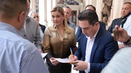 En entrevista Roberto Gil Zuarth, Abogado y ex senador de la República Mexicana, señala que las acusaciones vertidas contra la gobernadora de Chihuahua, María Eugenia Campos, son un mensaje intimidatorio contra la oposición.

#marucampos #delito #chihuahua 

COMENTA ESTE VIDEO Y COMPARTELO CON TUS AMIGOS

Para más información entra: http://www.youtube.com/ImagenRadioLive

No olvides dejarnos tus comentarios y visitarnos en

Facebook: https://www.facebook.com/ImagenRadio
X: https://twitter.com/Imagen_Mx
Sitio: http://www.imagenradio.com.mx


Suscríbete a nuestro canal: https://www.youtube.com/channel/UCB0BUmdBOrH9mYU2ebs1eWA



#ImagenRadioEnVivo #NoticiasEnVivo