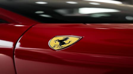 Ferrari pierde 4,000 mdd en la bolsa tras lanzar su primer coche eléctrico que internet rechazó