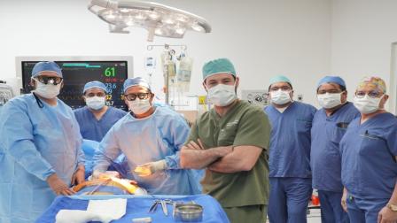 Paciente se fue a casa en cuatro días: Médicos realizan primera cirugía de corazón híbrida con robot