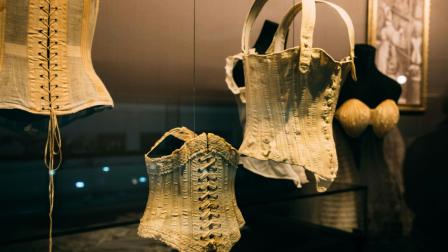 Los secretos de la belleza decimonónica: Del envenenamiento por plomo al suplicio del corset
