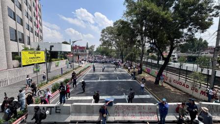 Autoridades bloquean paso de la CNTE