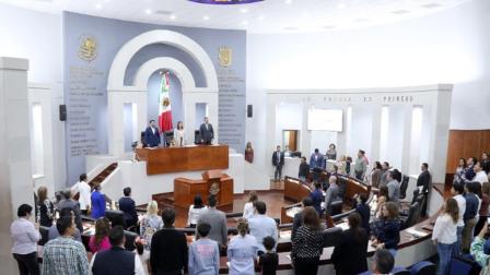 Colectivos toman el Congreso de San Luis Potosí para exigir la derogación de la "Ley Serrano"