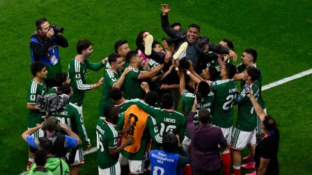 Carlos Calderón Cardoso, historiador de fútbol y escritor, advierte que la Selección Mexicana requiere una estrategia de doble precaución ante un posible enfrentamiento contra Inglaterra en la siguiente fase del torneo. El especialista sostiene que el equipo nacional debe consolidar su desempeño en la zona defensiva, sector que ha mantenido imbatido durante los encuentros previos del certamen mundialista.
En entrevista con Ivonne Melgar para Imagen Radio, el analista deportivo señala que el planteamiento del estratega Javier Aguirre debe adaptarse a las condiciones específicas del rival, abandonando la rigidez táctica en favor de una estructura flexible que permita contrarrestar la capacidad de despliegue de las selecciones europeas.
00:00 - Triunfo histórico Selección Mexicana
01:35 - Evolución proceso Javier Aguirre
02:17 - Crecimiento afición desde 1970
04:28 - Análisis relación técnico afición
07:12 - Expectativas próximo partido Mundial
09:20 - Legado social festejos callejeros
COMENTA ESTE VIDEO Y COMPARTELO CON TUS AMIGOS
Para más información entra: https://www.youtube.com/watch?v=6pLXCoJQvPE
No olvides dejarnos tus comentarios y visitarnos en
Sitio: http://www.imagenradio.com.mx
Facebook: https://www.facebook.com/ImagenRadio/?locale=es_LA
Twitter: https://x.com/Imagen_Mx
¡Dale like y suscríbete al canal!: https://www.youtube.com/channel/UCB0BUmdBOrH9mYU2ebs1eWA
#imagenradio #noticiasenvivo